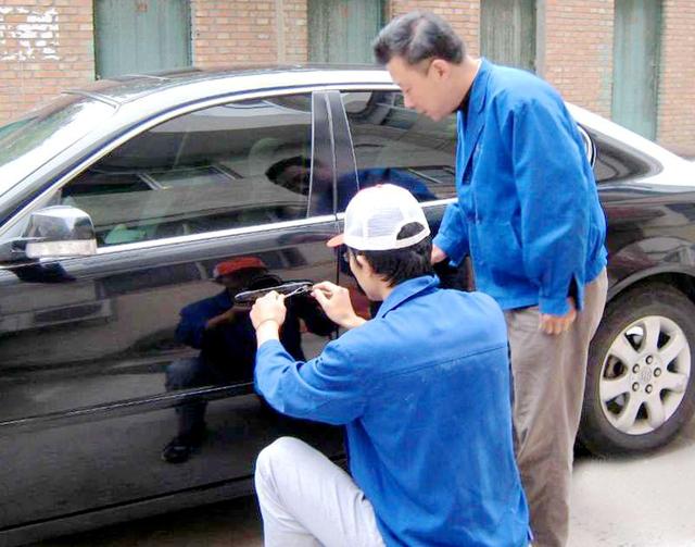 石泉路汽车钥匙丢在车里面怎么办?